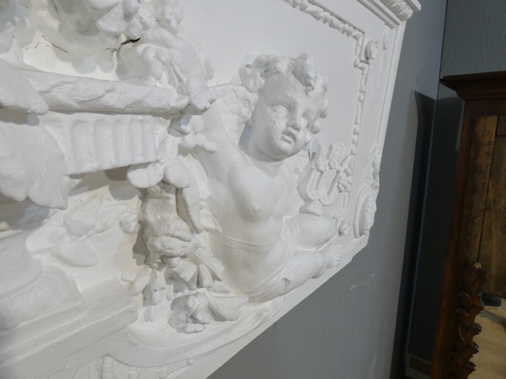 Tête de lit, haut de porte aux angelots en bois et stuc, époque Napoléon III, panneau boiseries – Image 7