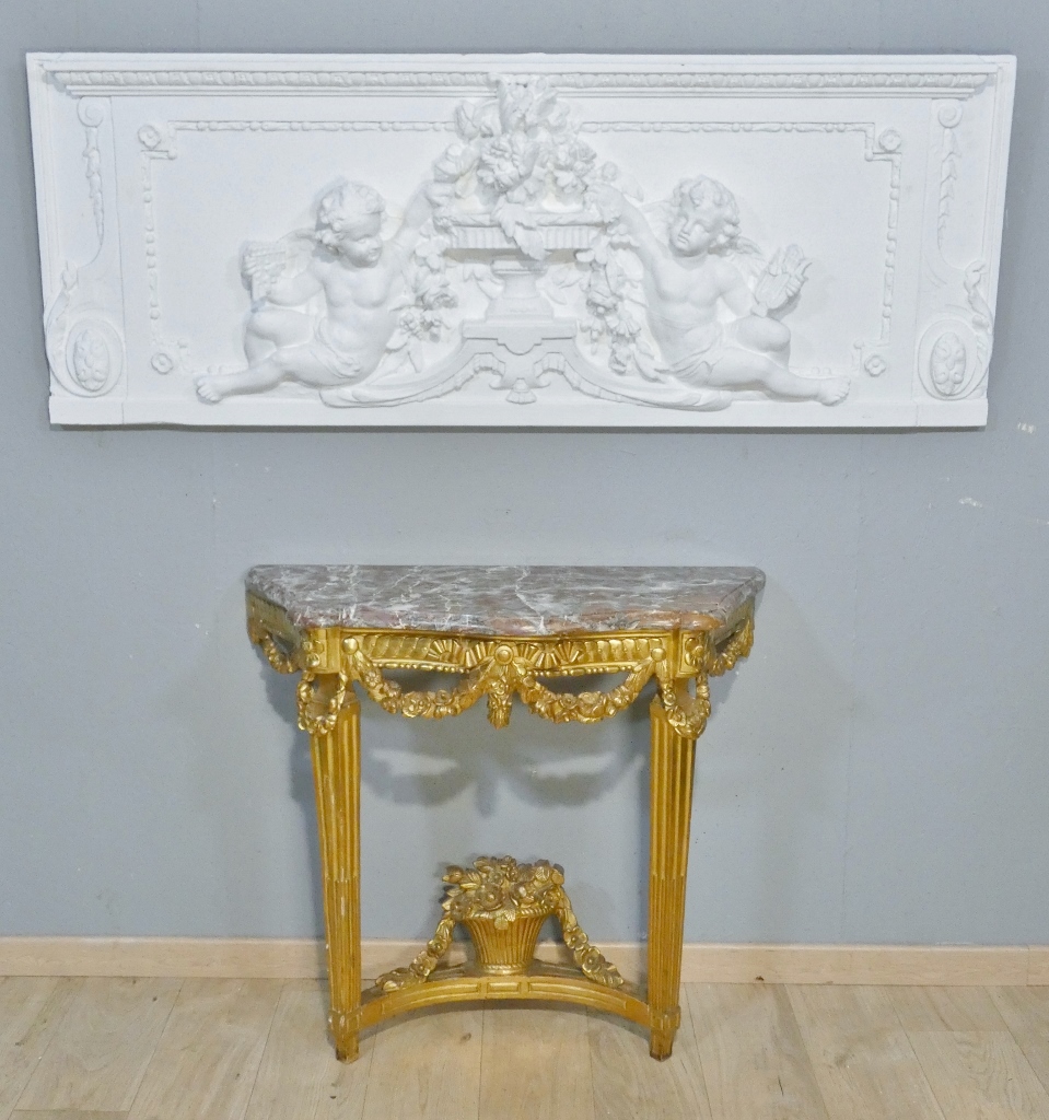Tête de lit, haut de porte aux angelots en bois et stuc, époque Napoléon III, panneau boiseries