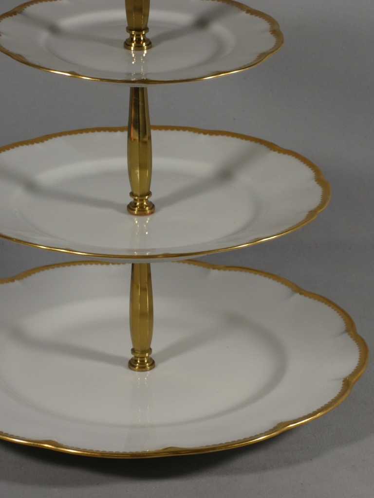 Serviteur, présentoir à dessert ou mignardises en porcelaine de Limoges, manufacture Haviland – Image 2