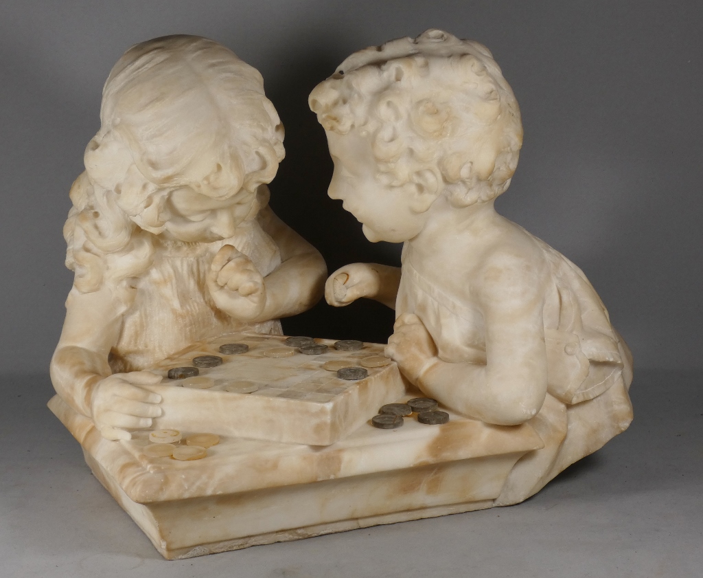 Les enfants jouant aux dames, sculpture en albâtre, époque début XX ème – Image 2
