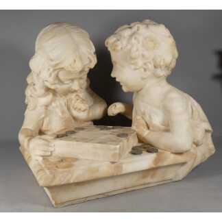 Les enfants jouant aux dames, sculpture en albâtre, époque début XX ème