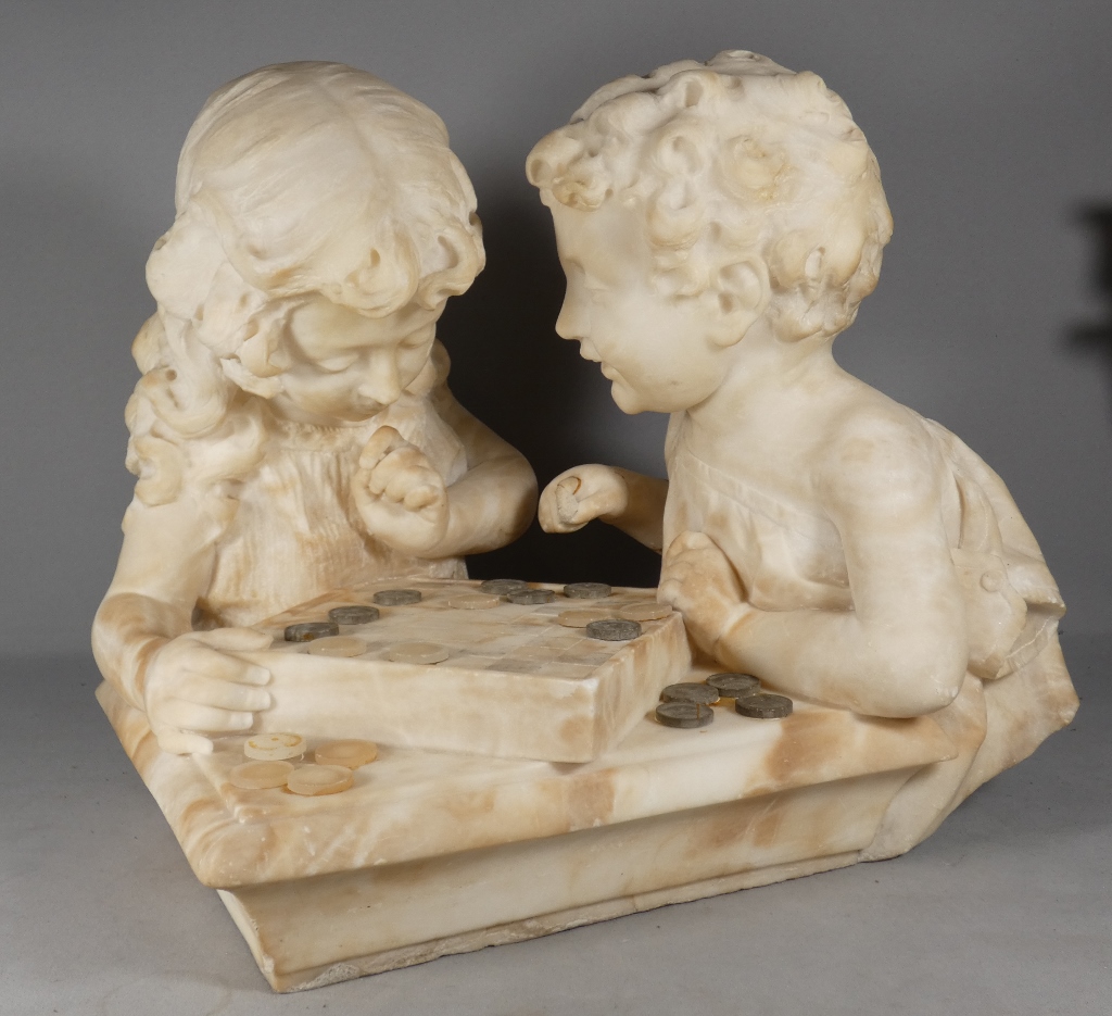 Les enfants jouant aux dames, sculpture en albâtre, époque début XX ème