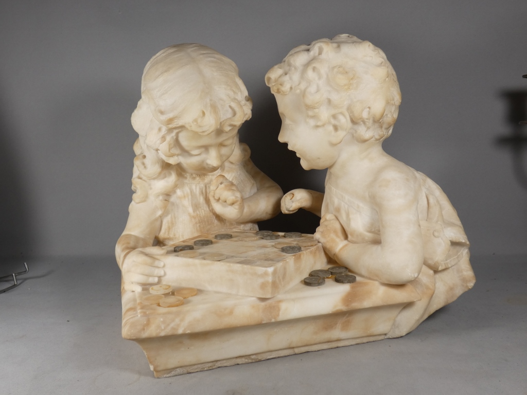 Les enfants jouant aux dames, sculpture en albâtre, époque début XX ème – Image 5