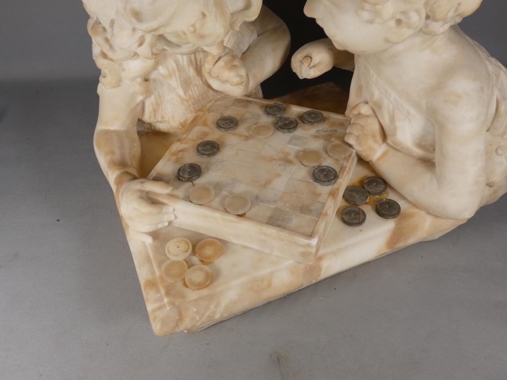 Les enfants jouant aux dames, sculpture en albâtre, époque début XX ème – Image 7