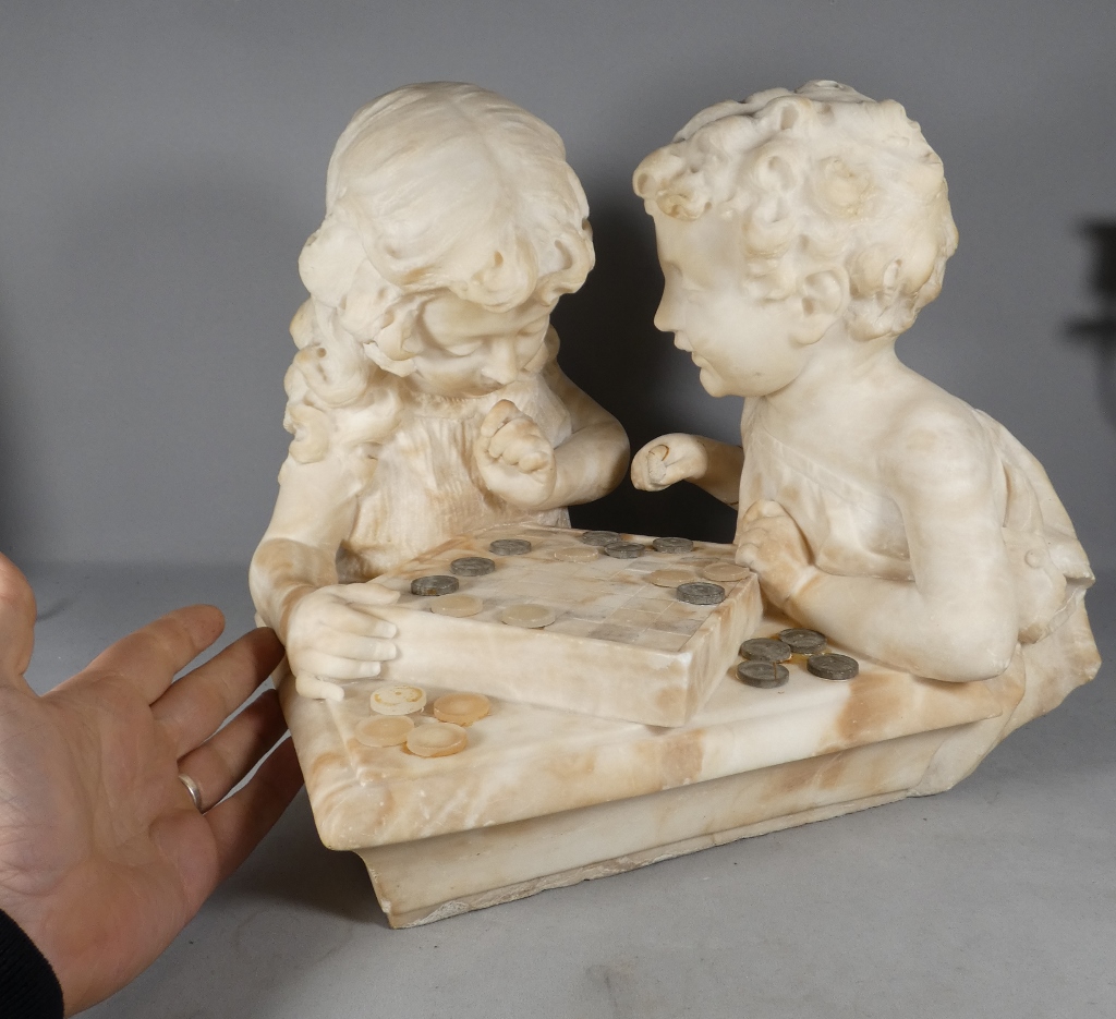 Les enfants jouant aux dames, sculpture en albâtre, époque début XX ème – Image 3
