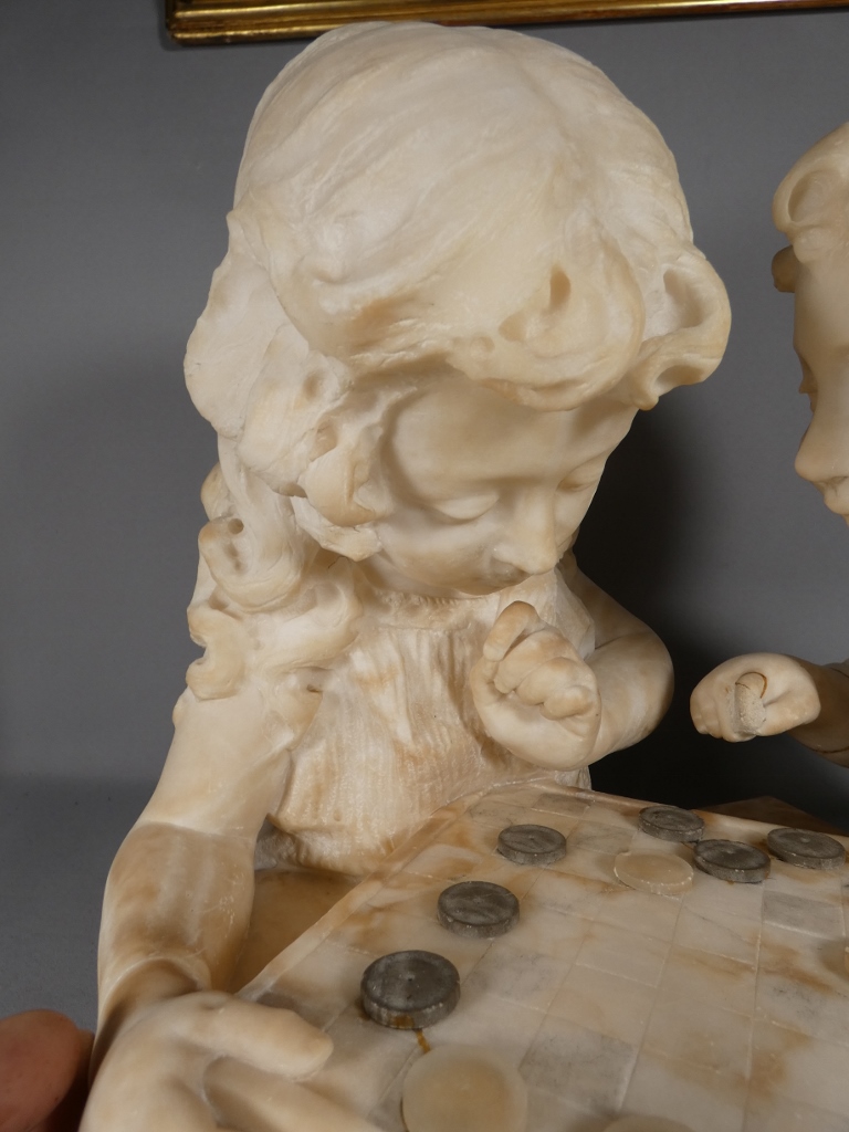 Les enfants jouant aux dames, sculpture en albâtre, époque début XX ème – Image 6