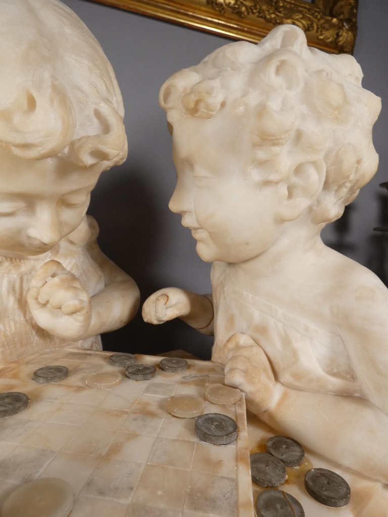 Les enfants jouant aux dames, sculpture en albâtre, époque début XX ème – Image 4