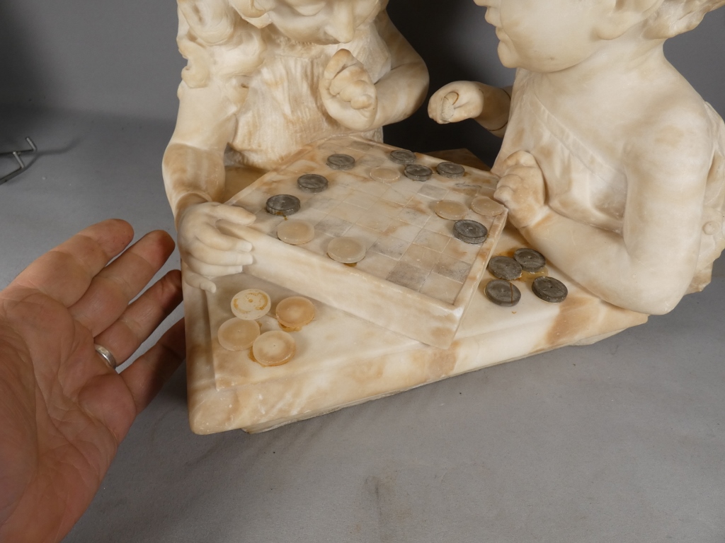 Les enfants jouant aux dames, sculpture en albâtre, époque début XX ème – Image 16