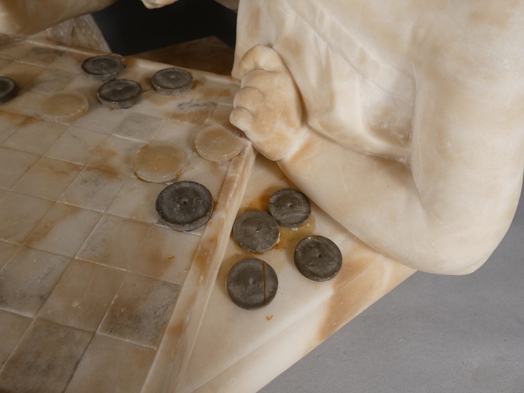 Les enfants jouant aux dames, sculpture en albâtre, époque début XX ème – Image 14