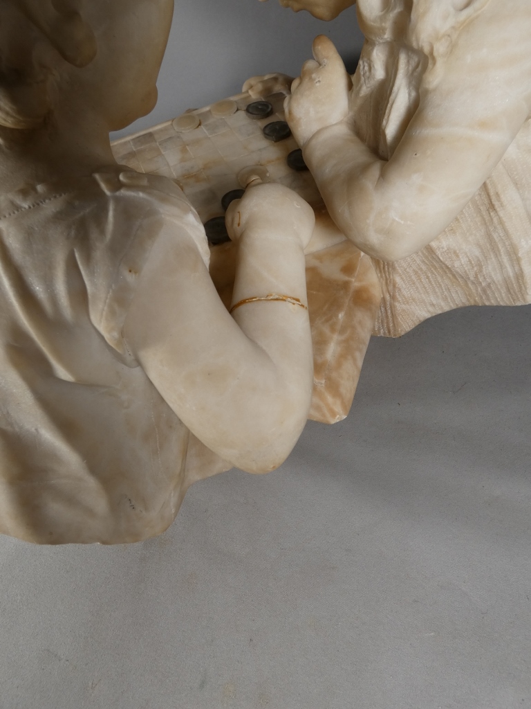 Les enfants jouant aux dames, sculpture en albâtre, époque début XX ème – Image 12
