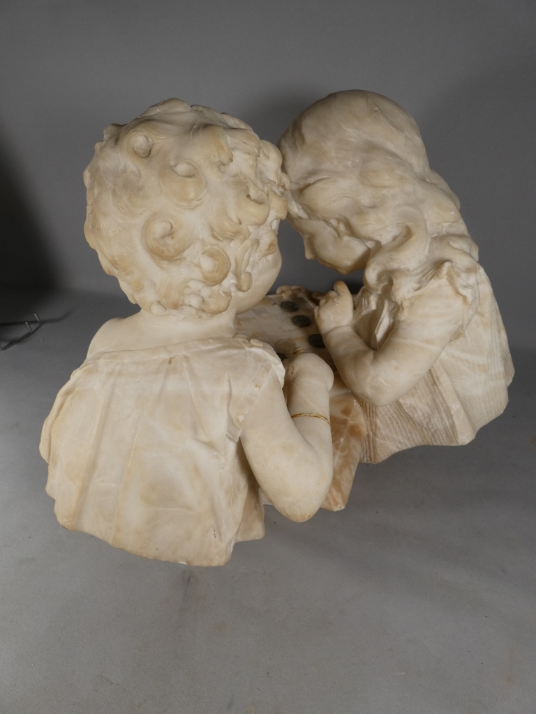 Les enfants jouant aux dames, sculpture en albâtre, époque début XX ème – Image 11