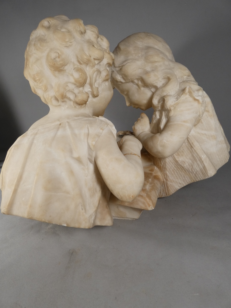 Les enfants jouant aux dames, sculpture en albâtre, époque début XX ème – Image 10