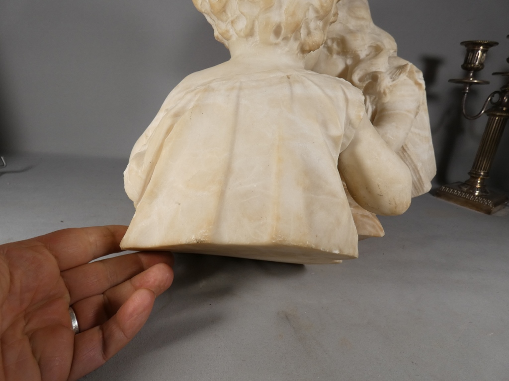 Les enfants jouant aux dames, sculpture en albâtre, époque début XX ème – Image 9