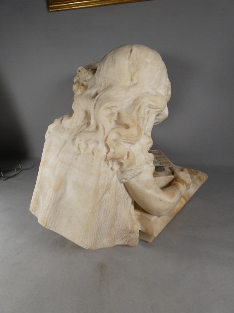 Les enfants jouant aux dames, sculpture en albâtre, époque début XX ème – Image 8