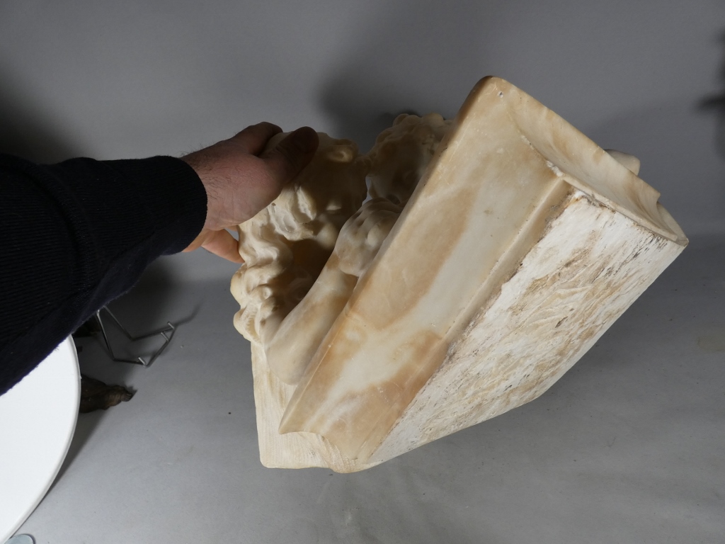 Les enfants jouant aux dames, sculpture en albâtre, époque début XX ème – Image 17