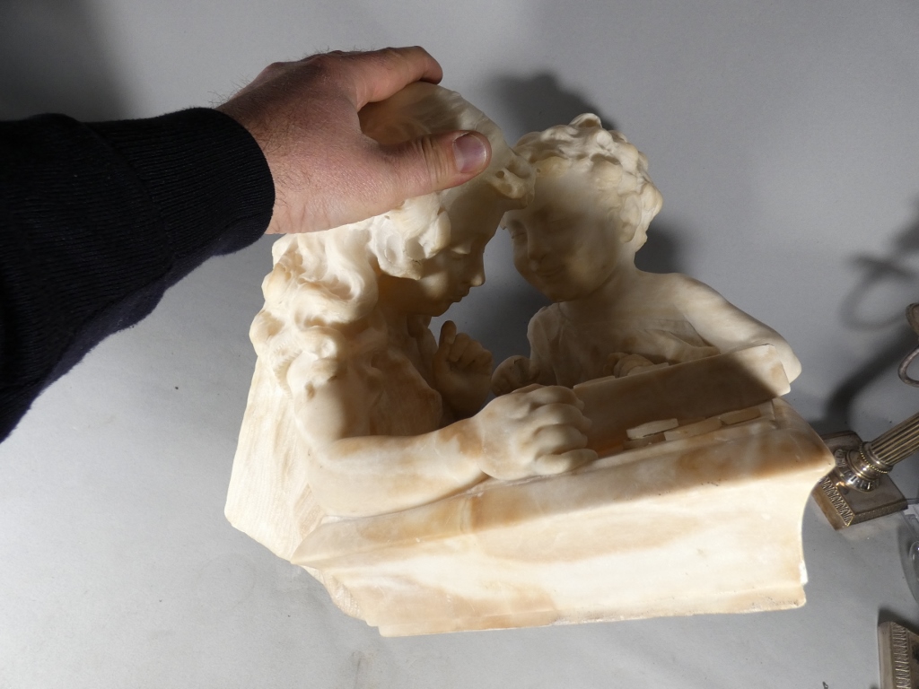 Les enfants jouant aux dames, sculpture en albâtre, époque début XX ème – Image 18