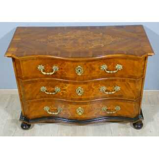 Commode Louis XIV en noyer et marqueterie, époque début XVIII ème siècle