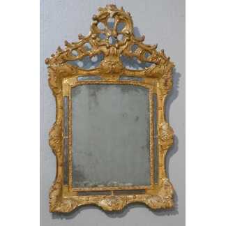 Miroir à parcloses Louis XV en bois sculpté doré, époque milieu XVIII ème