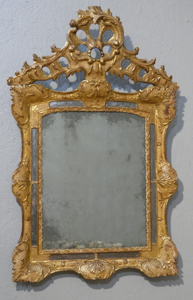 Miroir à parcloses Louis XV en bois sculpté doré, époque milieu XVIII ème