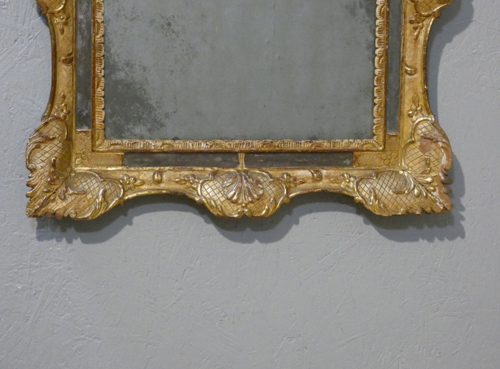 Miroir à parcloses Louis XV en bois sculpté doré, époque milieu XVIII ème – Image 3