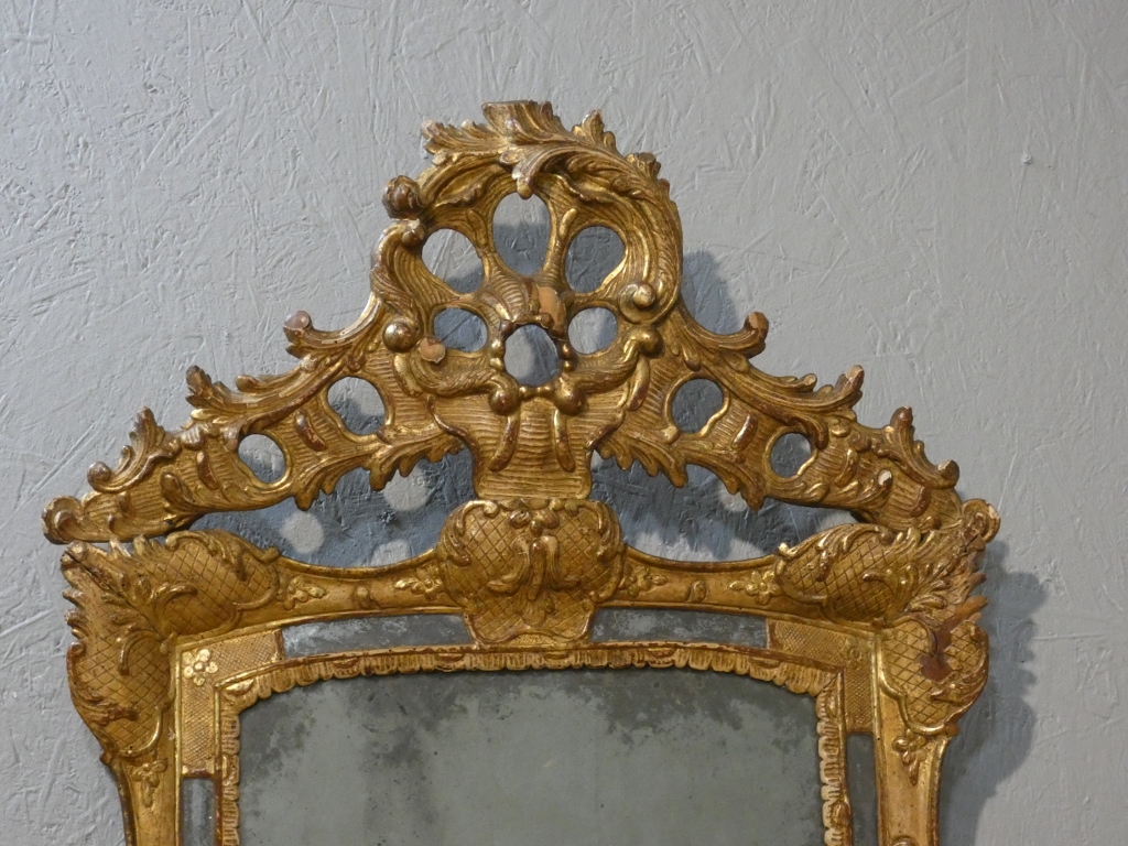Miroir à parcloses Louis XV en bois sculpté doré, époque milieu XVIII ème – Image 2