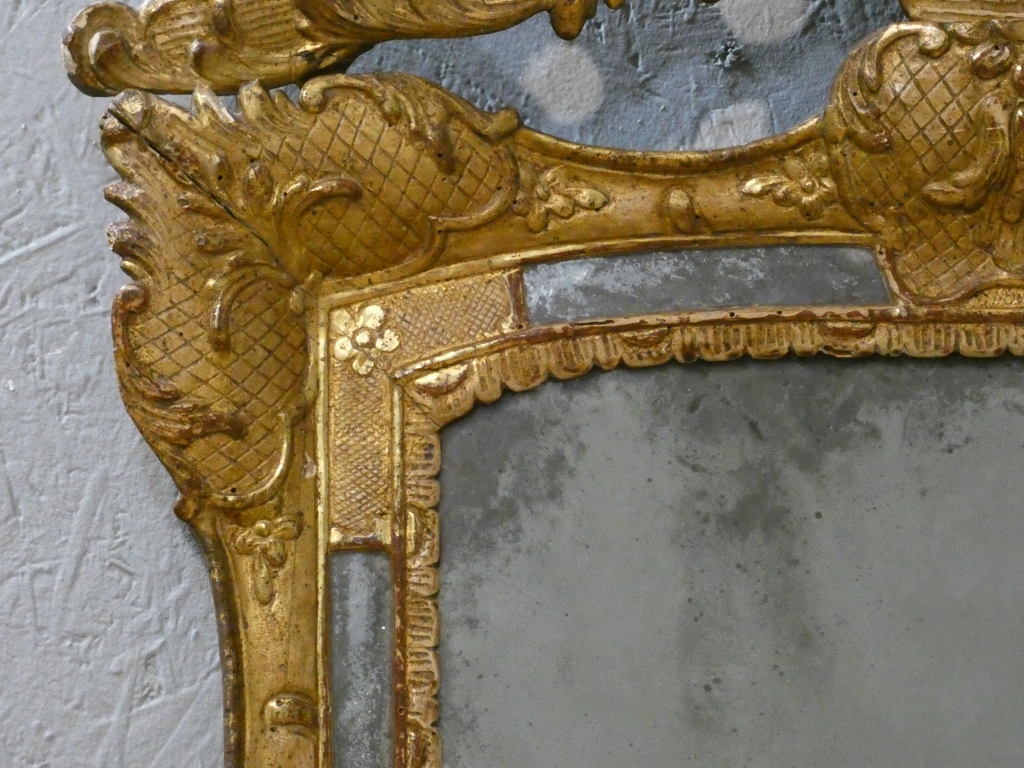 Miroir à parcloses Louis XV en bois sculpté doré, époque milieu XVIII ème – Image 14
