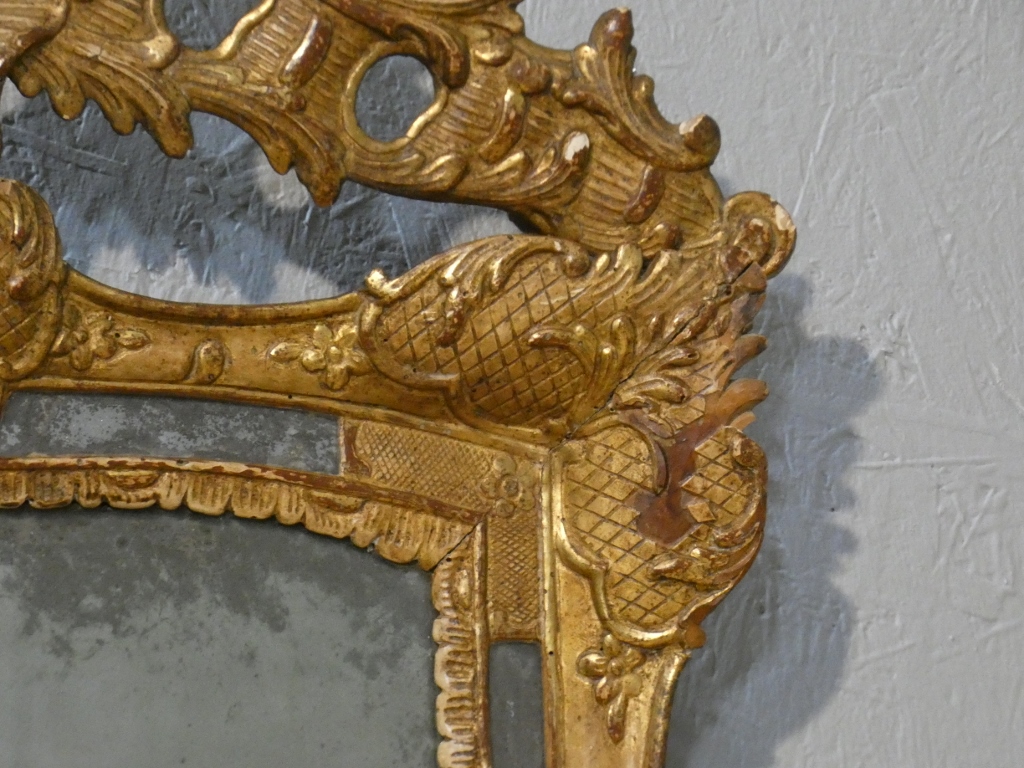 Miroir à parcloses Louis XV en bois sculpté doré, époque milieu XVIII ème – Image 5