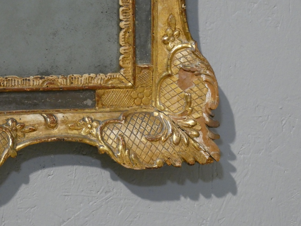 Miroir à parcloses Louis XV en bois sculpté doré, époque milieu XVIII ème – Image 13