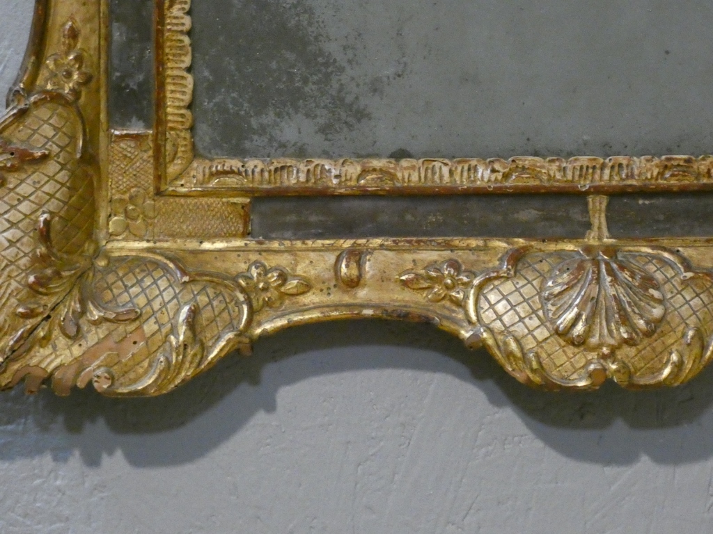 Miroir à parcloses Louis XV en bois sculpté doré, époque milieu XVIII ème – Image 12