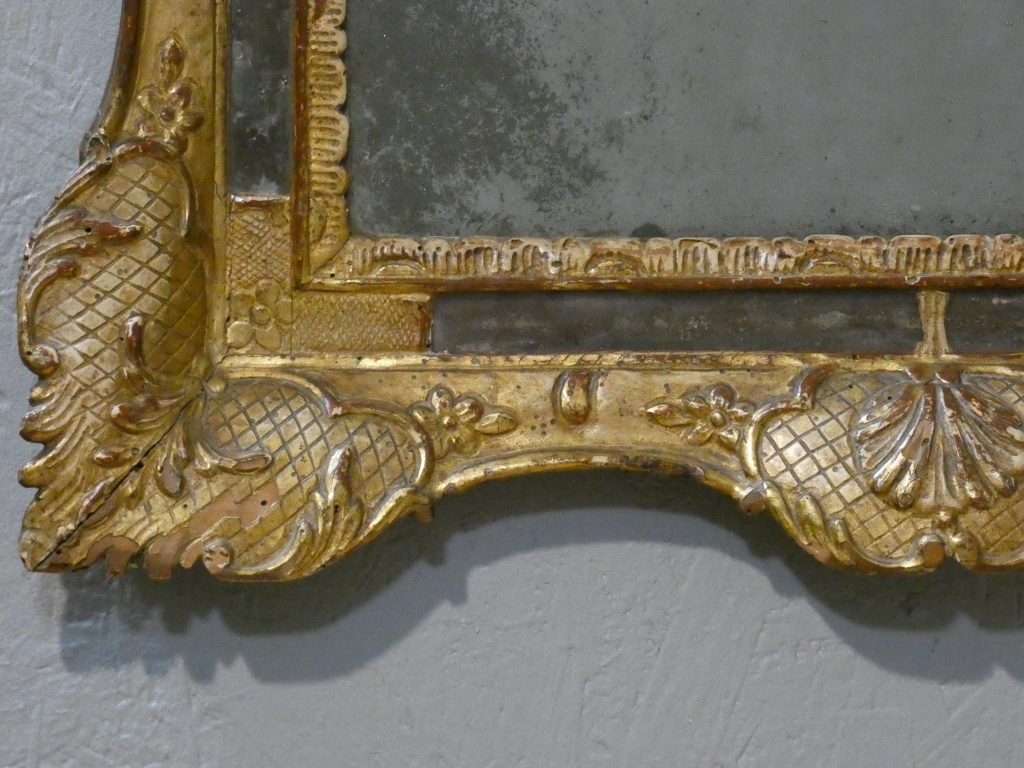 Miroir à parcloses Louis XV en bois sculpté doré, époque milieu XVIII ème – Image 11