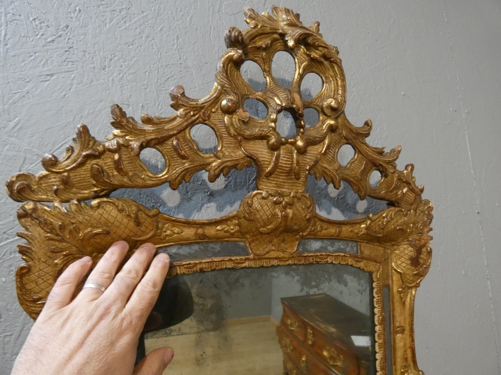 Miroir à parcloses Louis XV en bois sculpté doré, époque milieu XVIII ème – Image 10