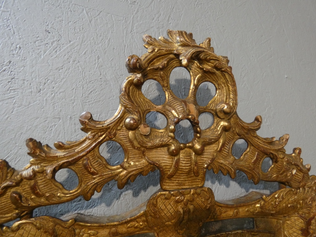 Miroir à parcloses Louis XV en bois sculpté doré, époque milieu XVIII ème – Image 6