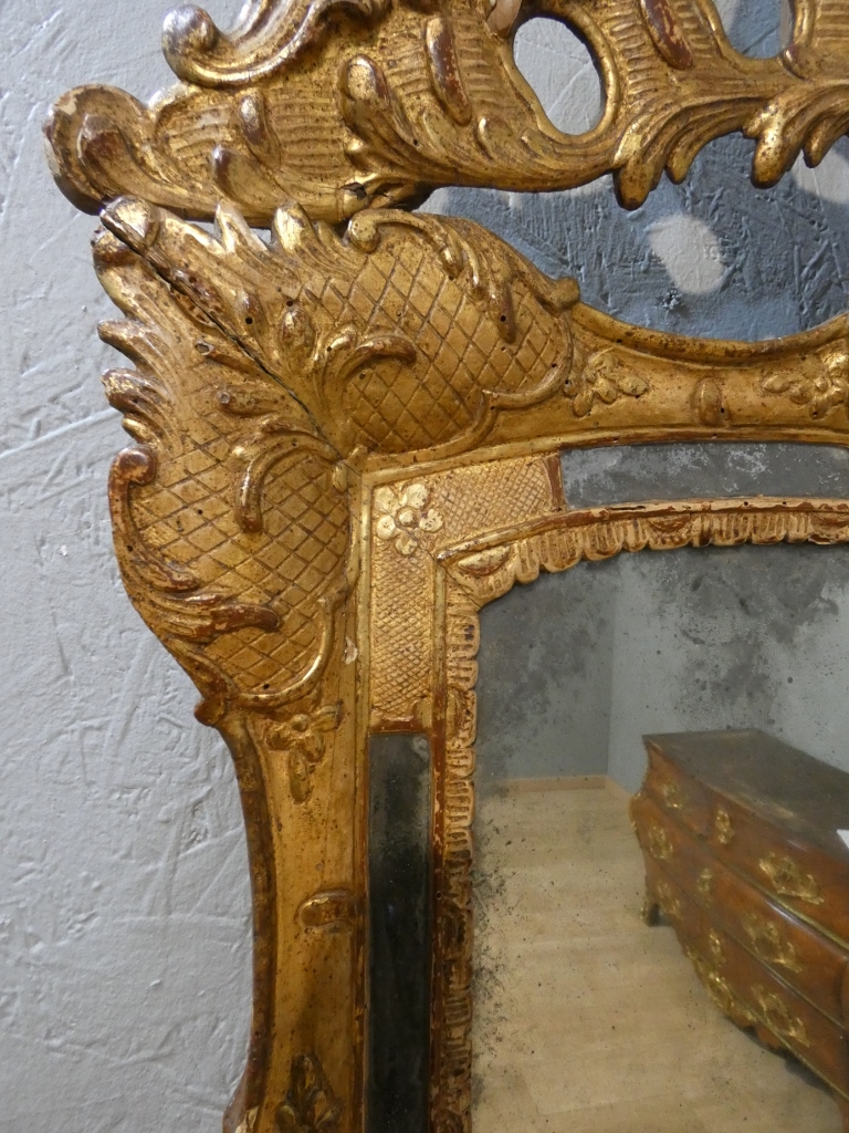 Miroir à parcloses Louis XV en bois sculpté doré, époque milieu XVIII ème – Image 9