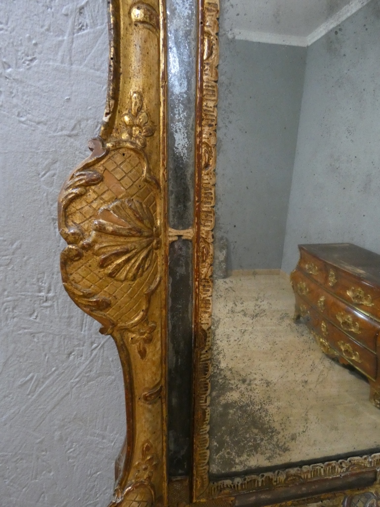 Miroir à parcloses Louis XV en bois sculpté doré, époque milieu XVIII ème – Image 8
