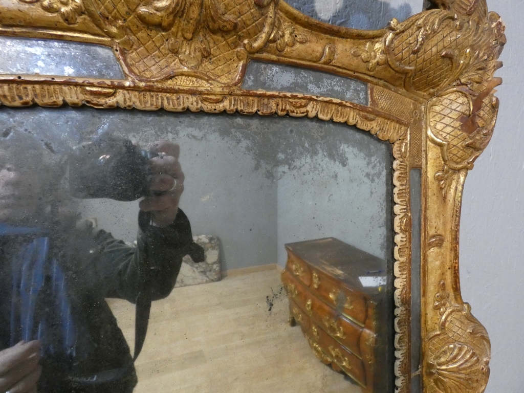 Miroir à parcloses Louis XV en bois sculpté doré, époque milieu XVIII ème – Image 7