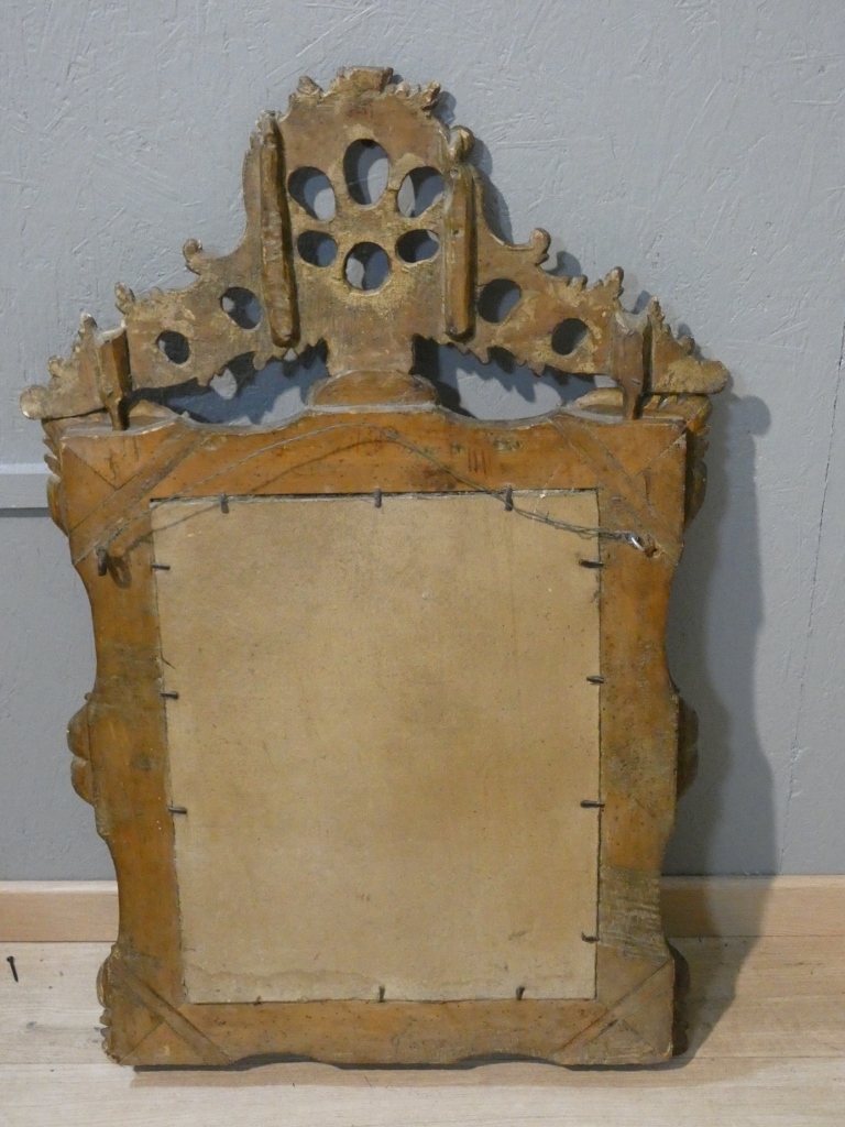 Miroir à parcloses Louis XV en bois sculpté doré, époque milieu XVIII ème – Image 18
