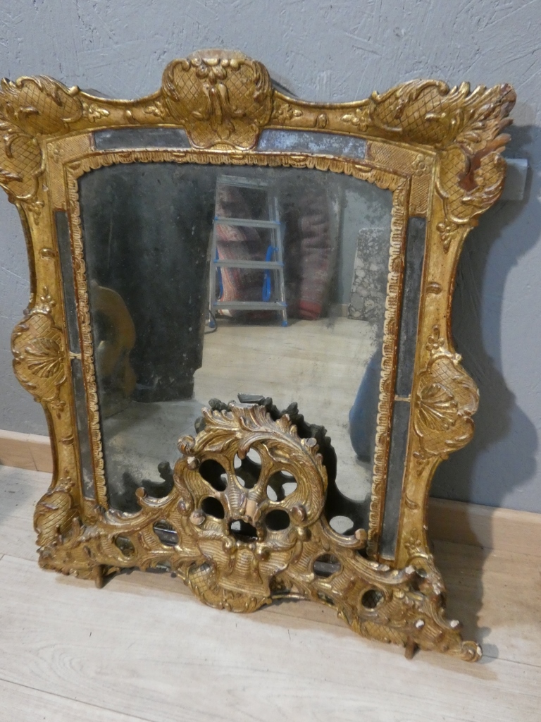 Miroir à parcloses Louis XV en bois sculpté doré, époque milieu XVIII ème – Image 4