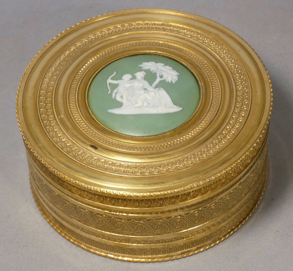 Coffret à bijoux, boîte en laiton ciselé et doré de style Empire, médaillon Wedgwood, XIX ème