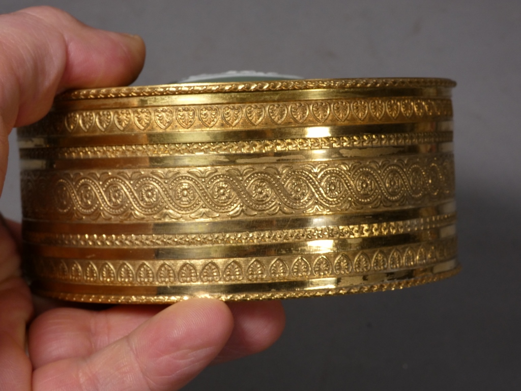 Coffret à bijoux, boîte en laiton ciselé et doré de style Empire, médaillon Wedgwood, XIX ème – Image 2