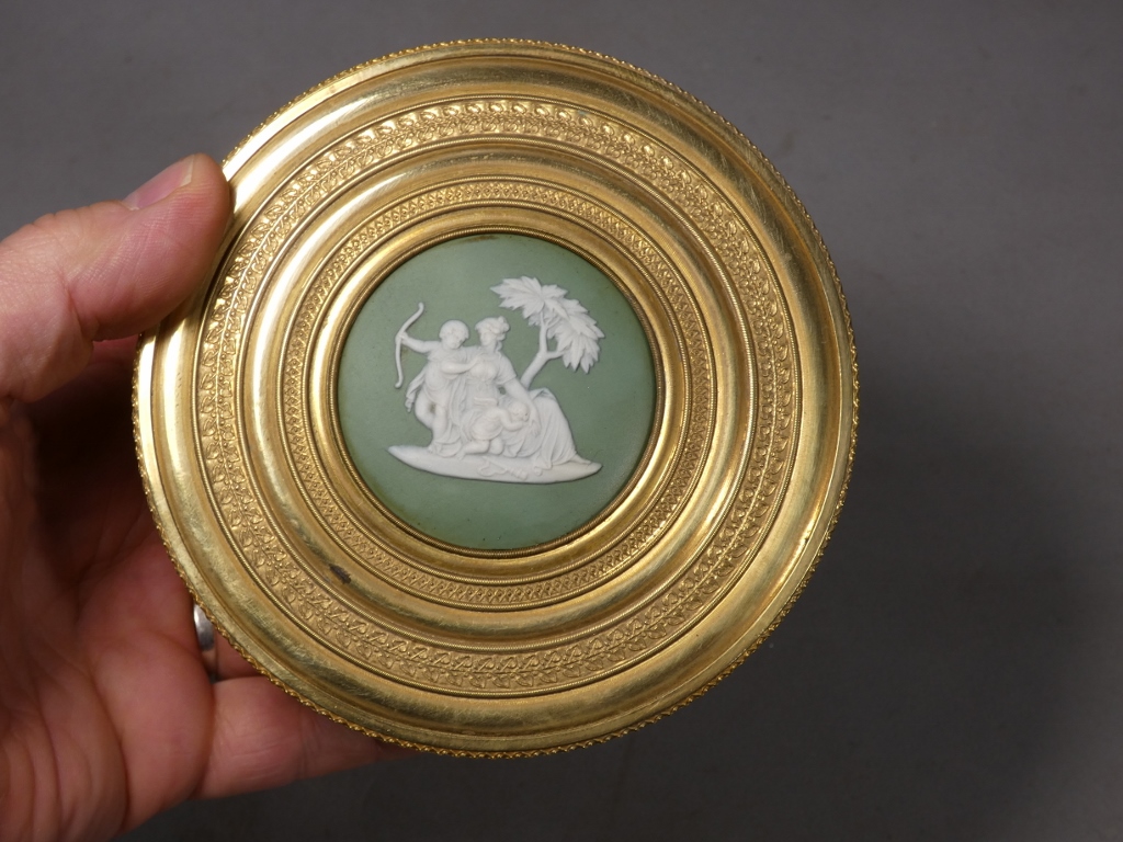 Coffret à bijoux, boîte en laiton ciselé et doré de style Empire, médaillon Wedgwood, XIX ème – Image 11