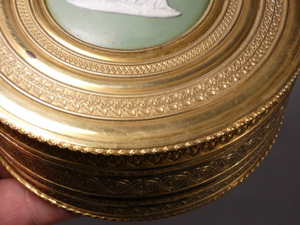 Coffret à bijoux, boîte en laiton ciselé et doré de style Empire, médaillon Wedgwood, XIX ème – Image 9