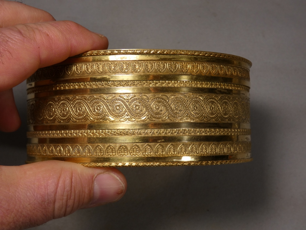 Coffret à bijoux, boîte en laiton ciselé et doré de style Empire, médaillon Wedgwood, XIX ème – Image 8