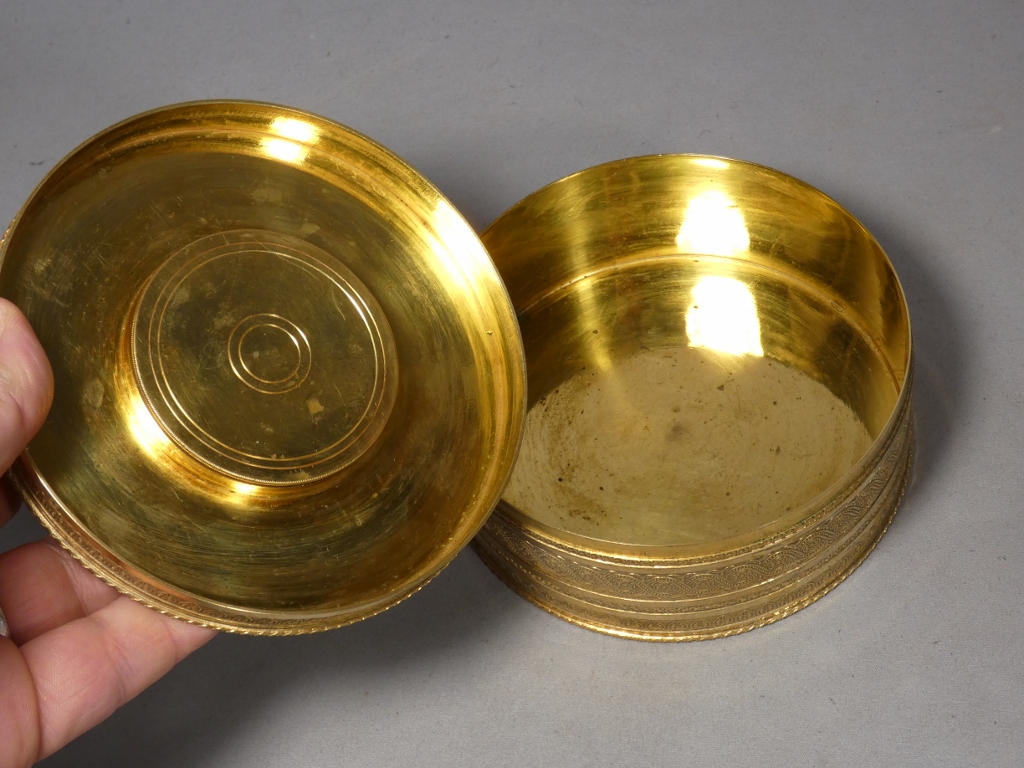 Coffret à bijoux, boîte en laiton ciselé et doré de style Empire, médaillon Wedgwood, XIX ème – Image 6