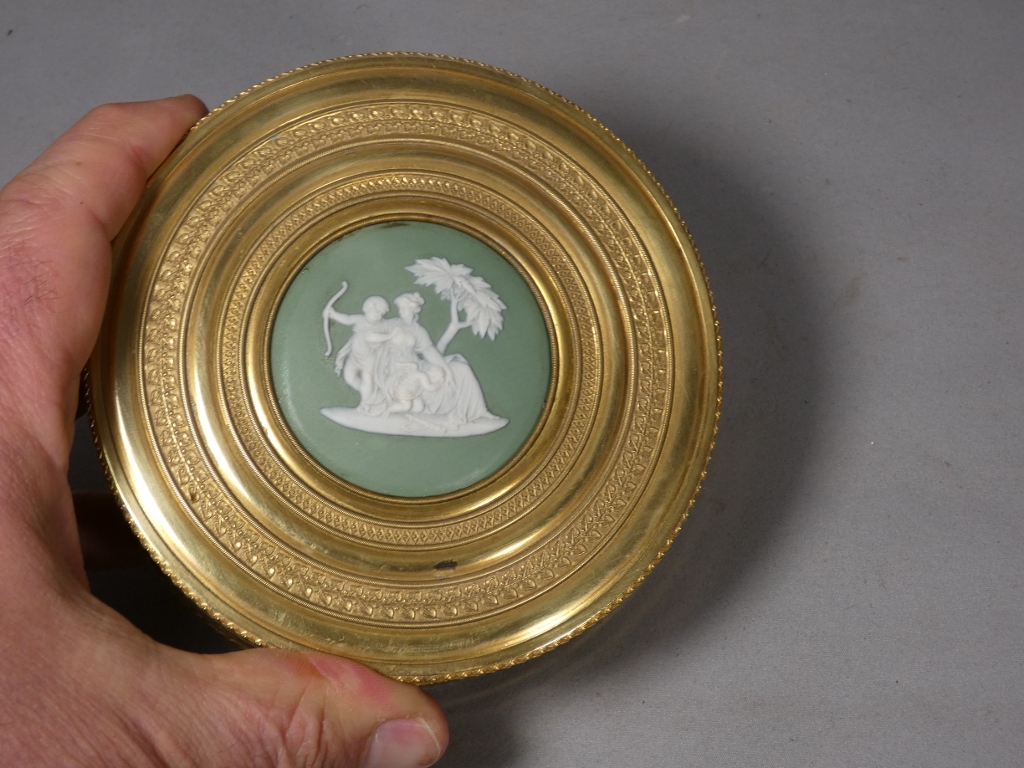 Coffret à bijoux, boîte en laiton ciselé et doré de style Empire, médaillon Wedgwood, XIX ème – Image 5