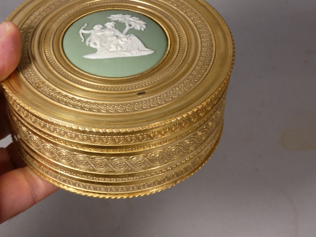 Coffret à bijoux, boîte en laiton ciselé et doré de style Empire, médaillon Wedgwood, XIX ème – Image 4