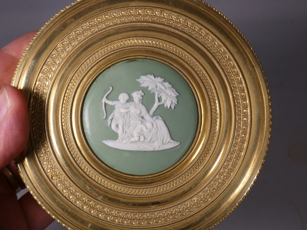 Coffret à bijoux, boîte en laiton ciselé et doré de style Empire, médaillon Wedgwood, XIX ème – Image 3
