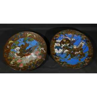 Les samouraïs, paire de plats japonais en émaux cloisonnés sur cuivre, époque Meiji, XIX ème