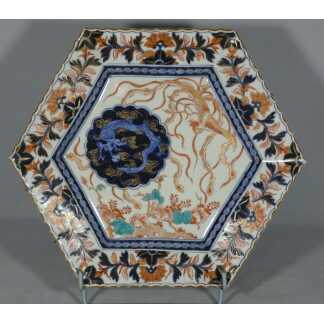 Imari, plat hexagonale en porcelaine japonaise décor dragon, époque Meiji, XIX ème siècle