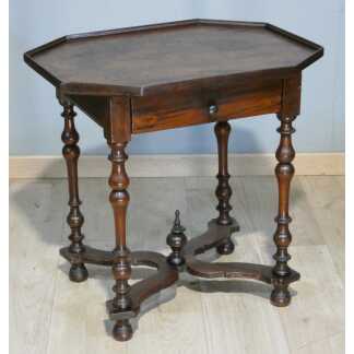 Table cabaret ou d'appoint en noyer d'époque Louis XIII, XVII ème siècle