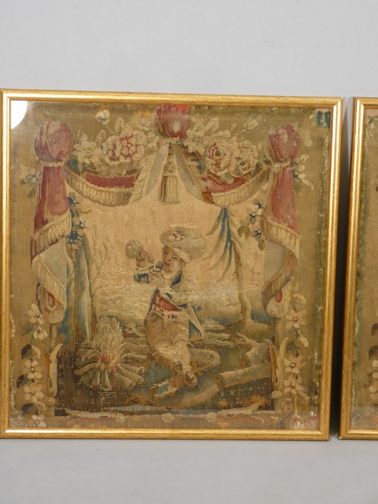 Paire de fragments de tapisseries d'époque XVII ème siècle, tableaux encadrés – Image 2
